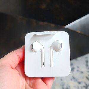 NEW APPLE EARBUDS